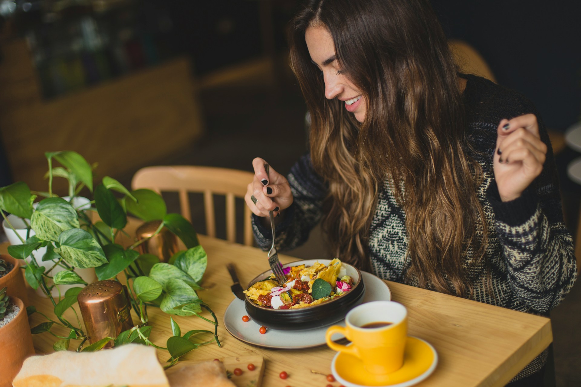 woman in resteraunt enjoying being single ater a breakup
